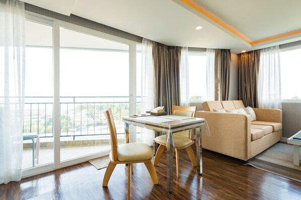 TV - Sea Breeze Apartment@Sriracha Chonburi (Sriracha)