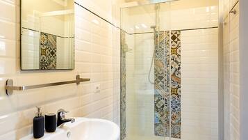 Shower, free toiletries, hair dryer, bidet