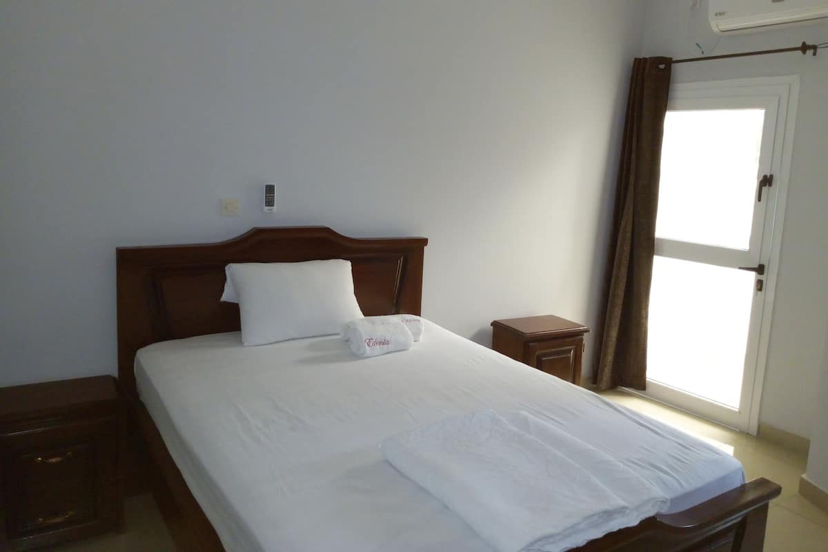 Chambre de base, 1 grand lit, vue sur la ville | Coffre-fort, bureau, rideaux dâobscurcissement, systĂšme dâinsonorisation
