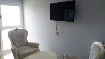 Suite Comfort, 1 llit de matrimoni, vistes a la ciutat | Caixa forta a l'habitació, escriptori i cortines opaques