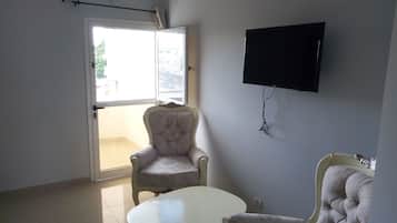 Phòng Suite tiện nghi đơn giản, 1 giường cỡ queen, quang cảnh thành phố | Két bảo mật tại phòng, bàn, màn/rèm cản sáng, phòng cách âm