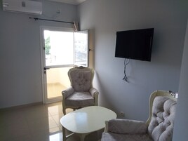 Comfort Suite, 1 Queen Bed, City View | In-room safe, desk, blackout drapes, soundproofing