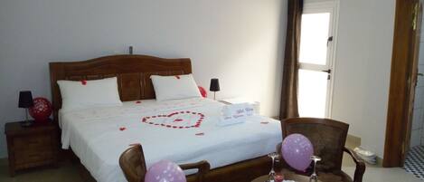 Comfort-Suite, 1 Queen-Bett, Stadtblick | Zimmersafe, Schreibtisch, Verdunkelungsvorhänge, schallisolierte Zimmer