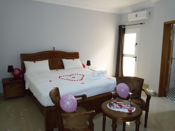 Comfort Suite, 1 Queen Bed, City View | In-room safe, desk, blackout drapes, soundproofing - Hotel Edenia (Libreville)