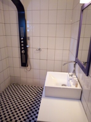 Comfort Suite, 1 Queen Bed, City View | Bathroom | Shower, rainfall showerhead, free toiletries, hair dryer - Hotel Edenia (Libreville)