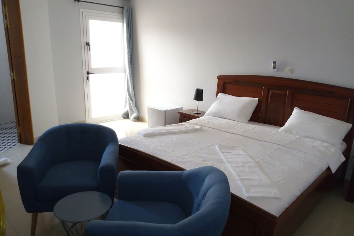 Suite Confort, 1 grand lit, vue sur la ville | Coffre-fort, bureau, rideaux dâobscurcissement, systĂšme dâinsonorisation