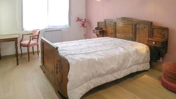 2 bedrooms, travel crib, free WiFi