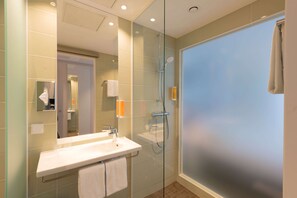 Regadera, secadora de cabello, toallas, jabón 