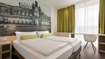 Zimmer, 1 Doppelbett, Nichtraucher | Allergikerbettwaren, Zimmersafe, Schreibtisch