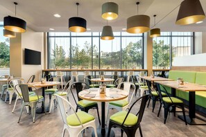 Colazione a buffet a pagamento, servita tutte le mattine 