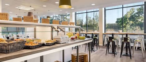 Petit déjeuner buffet (15 EUR par personne)