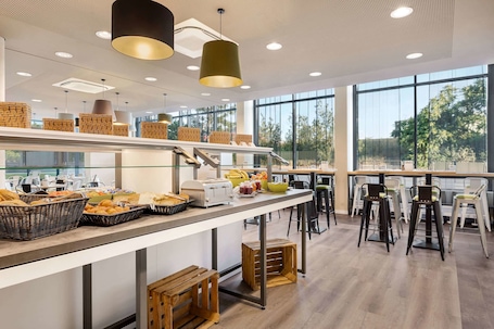 Desayuno buffet diario (EUR 15 por persona)