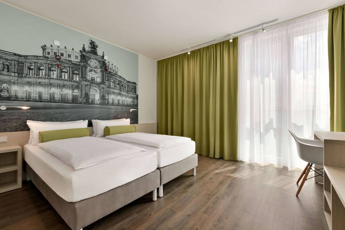 Habitación, 1 cama matrimonial, con acceso para personas discapacitadas, para no fumadores | Ropa de cama hipoalergénica y caja de seguridad en la habitación