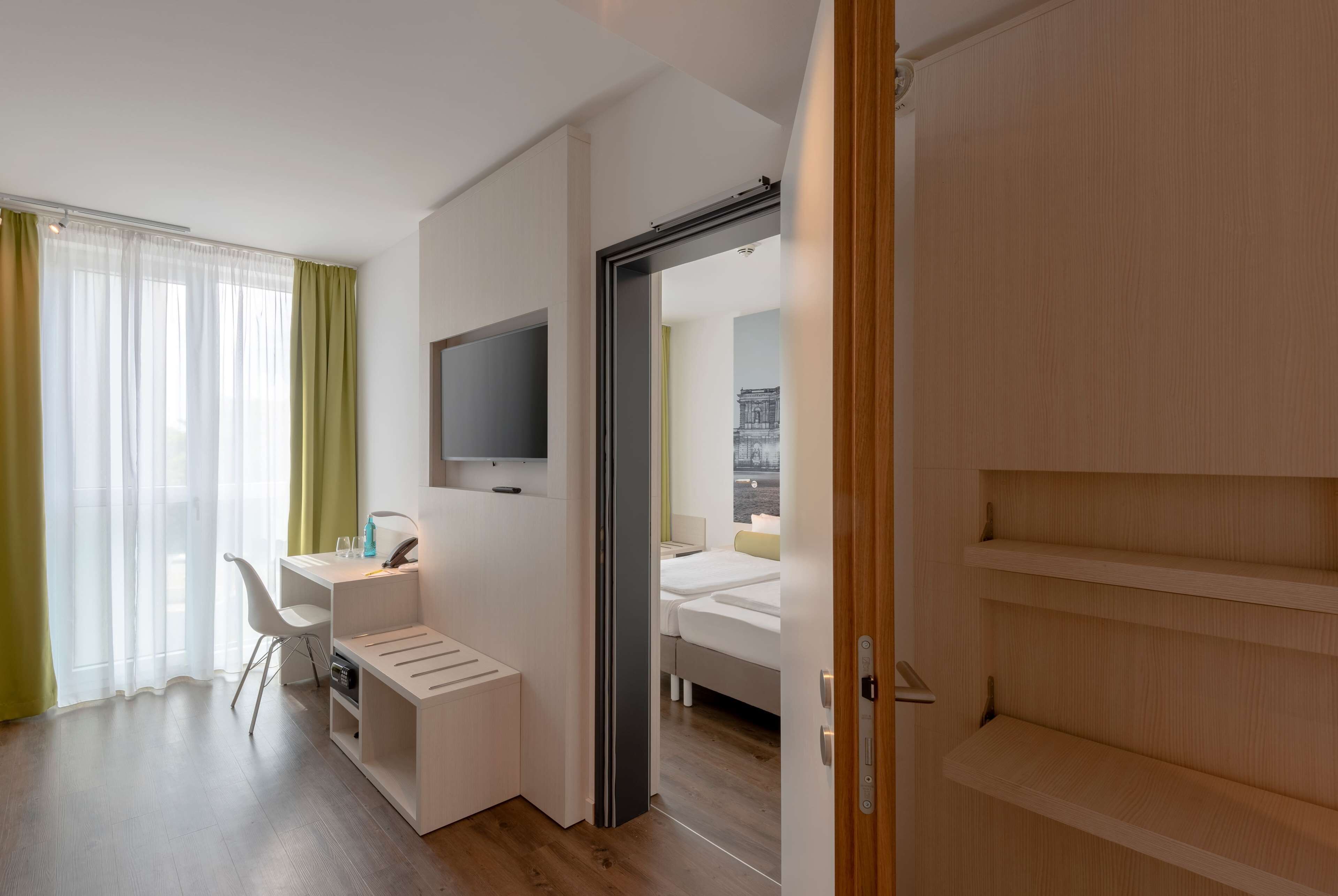 hypo-allergenic bedding, in-room safe, desk, laptop workspace