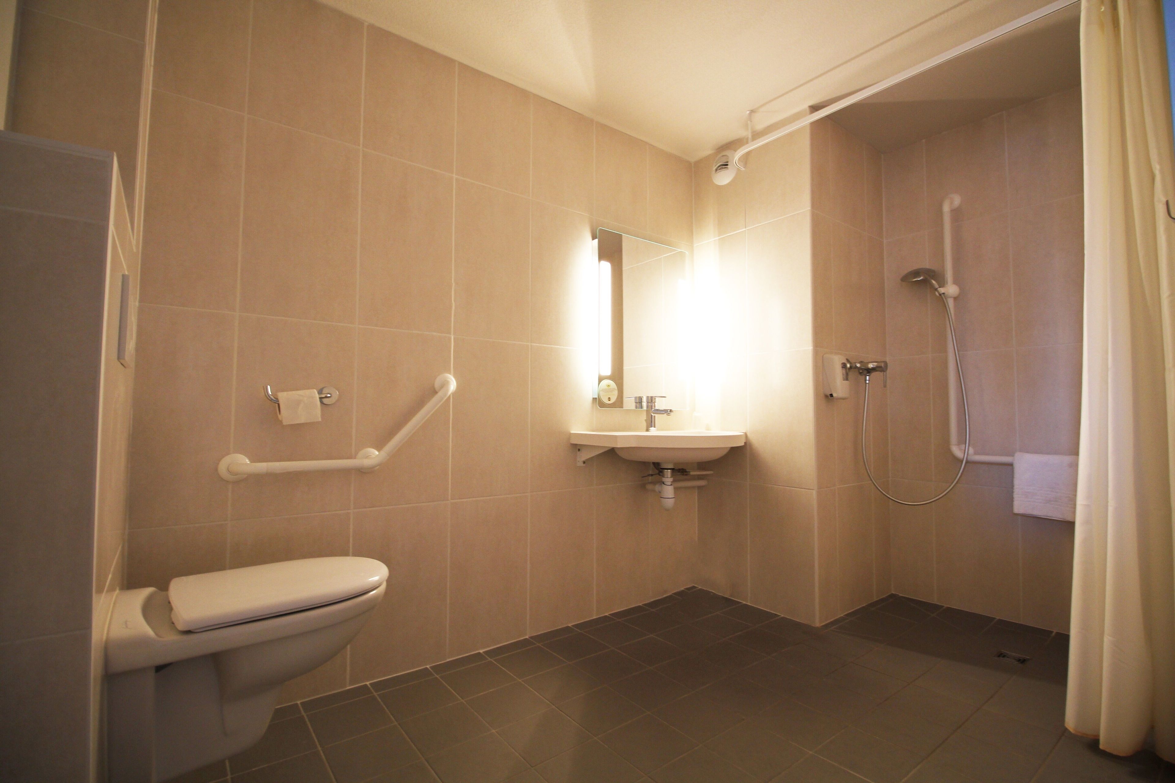 double room, accessible, non smoking | bathroom | shower, rainfall showerhead, free toiletries, towels