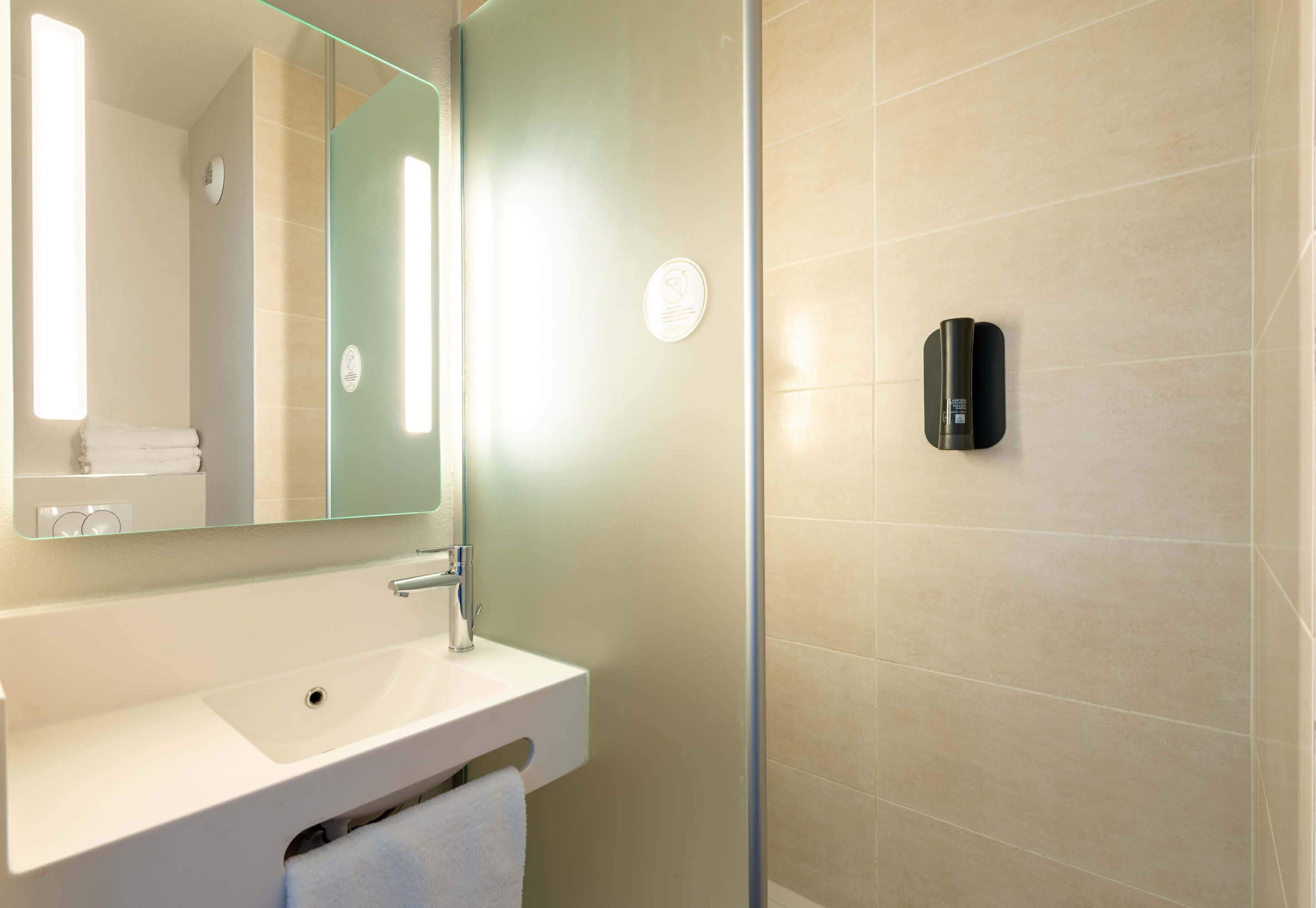 shower, rainfall showerhead, free toiletries, towels