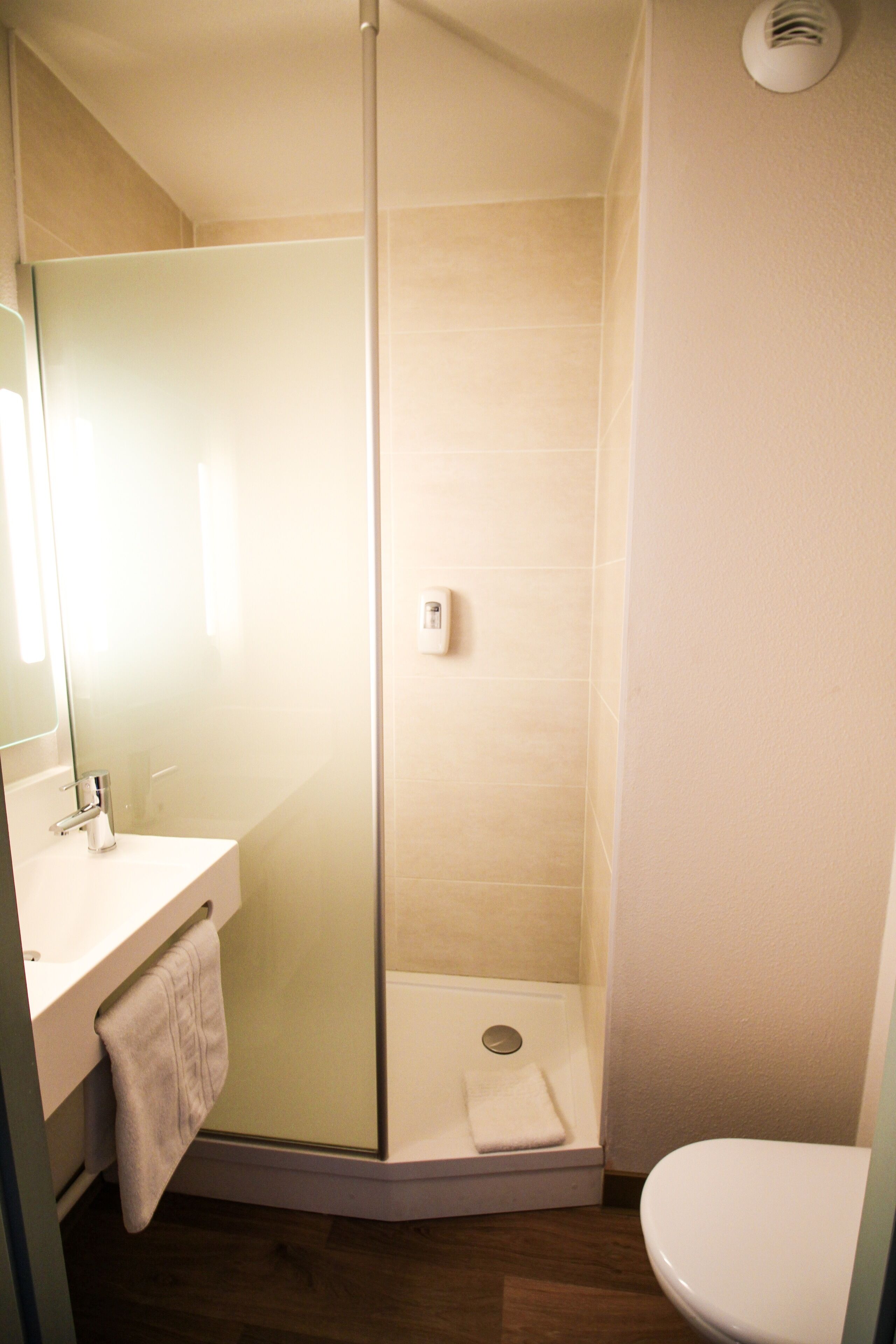 shower, rainfall showerhead, free toiletries, towels