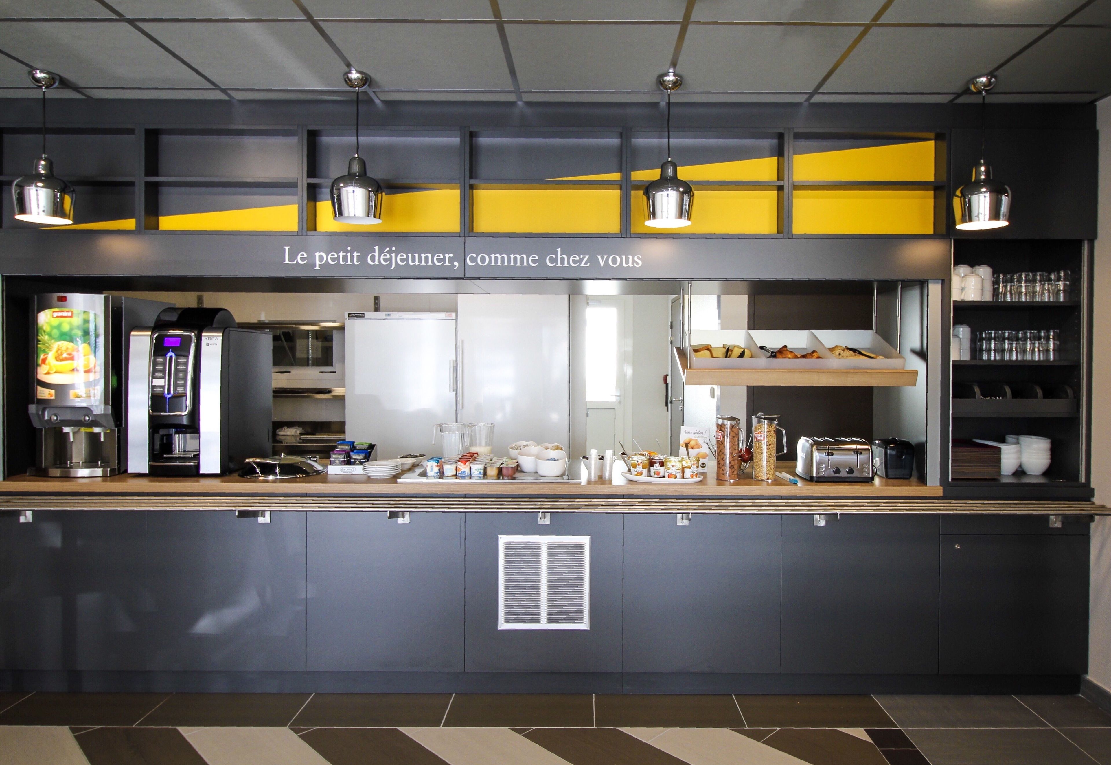 daily buffet breakfast for a fee