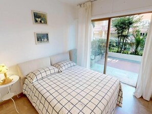 1 bedroom, bed sheets