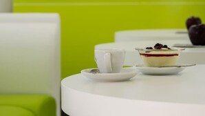 Ein Dessert auf einem weißen Tisch mit einem grünen Hintergrund.