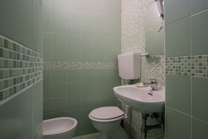 Dusche, Regendusche, kostenlose Toilettenartikel, Haartrockner