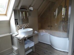 Superior Double Room (Syrah) | Bathroom | Free toiletries, hair dryer, bathrobes, slippers - B&B Castel 't Haantje (Ruiselede)