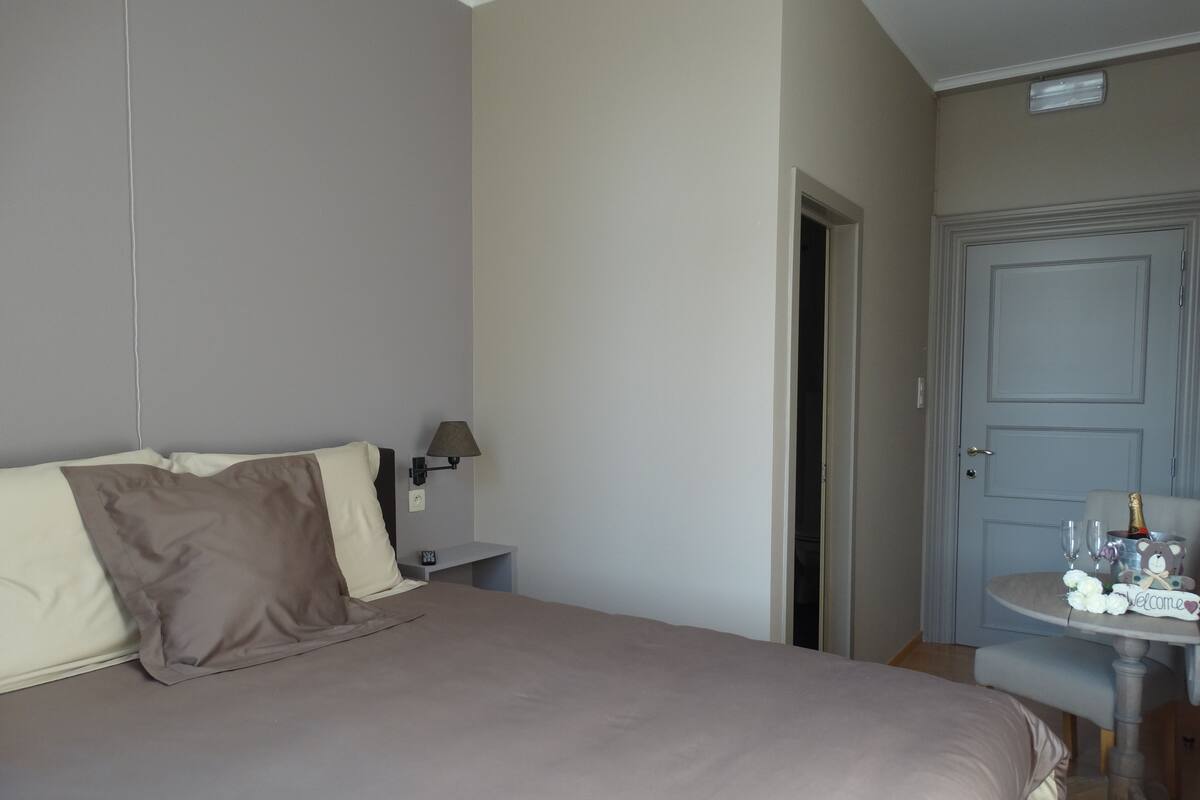 Standard Double Room (Merlot) | Desk, blackout drapes, WiFi (free), bed sheets