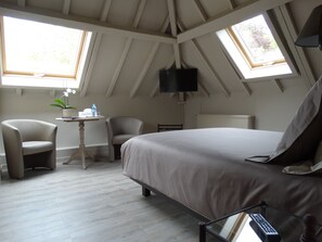 Desk, blackout curtains, free WiFi, bed sheets - B&B Castel 't Haantje (Ruiselede)