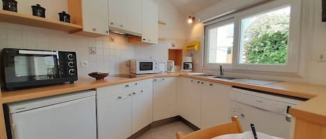 Microwave, oven, dishwasher, coffee/tea maker