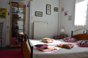 9 chambres, coffre-fort, bureau, fer et planche à repasser