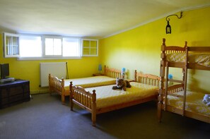 9 quartos, cofres nos quartos, escrivaninha