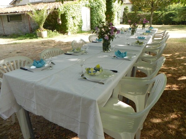Outdoor dining - GITE 8-15 Pers Book your weekend & holiday in the sun in the WHITE QUERCY (Bioule)