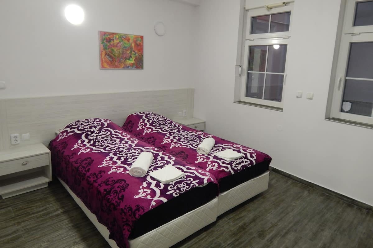 1 slaapkamer, luxe beddengoed, donzen dekbedden, een kluis op de kamer