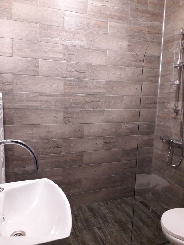 Economy Room (room 3 Iris) | Bathroom | Shower, bathrobes, slippers, towels