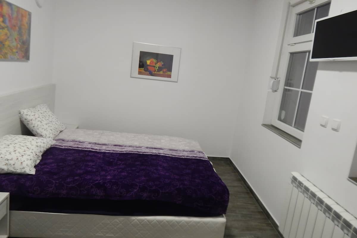 Junior kamer, uitzicht op binnenplaats (room 4 Orchide) | 1 slaapkamer, luxe beddengoed, donzen dekbedden, een kluis op de kamer
