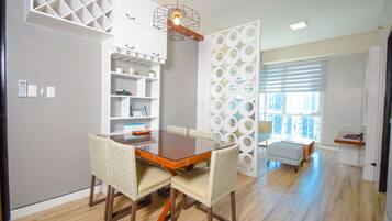 Habitación exclusiva doble, 2 habitaciones, accesible para personas con discapacidad | Servicio de comidas en la habitación