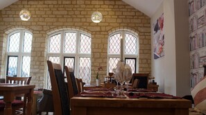 Daily cooked-to-order breakfast (GBP 15 per person) - Potterspury House (Towcester)