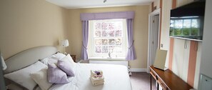 Deluxe Double or Twin Room | Blackout drapes, soundproofing, free WiFi, bed sheets - Potterspury House (Towcester)