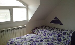 Lägenhet Deluxe - 2 sovrum - utsikt mot staden | Värdeförvaringsskåp på rummet, skrivbord och ljudisolering