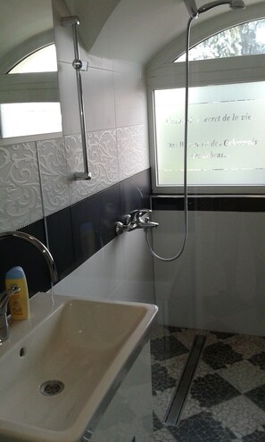 Apartamento luxo, 2 quartos, vista para a cidade | Comodidades do banheiro | Chuveiro, secador de cabelo, roupões de banho, chinelos