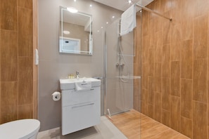 Apartment | Bathroom | Shower, free toiletries, hair dryer, towels