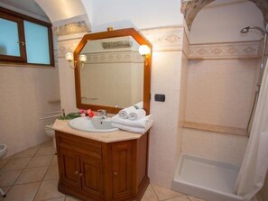 Sèche-cheveux, serviettes fournies