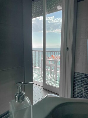 Habitación Deluxe, balcón, vistas al mar | Baño | Ducha, artículos de higiene personal gratuitos, secador de pelo y bidé