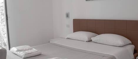Een minibar, een bureau, gratis babybedden, gratis wifi