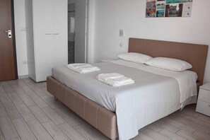 Minibar, escritorio, cunas gratuitas y wifi gratis