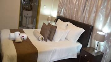 Trang trí khác biệt, trang bị nội thất với thiết kế riêng biệt, bàn