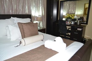 Individually decorated, individually furnished, desk, iron/ironing board - Jasper Guest House (Selebi-Phikwe)
