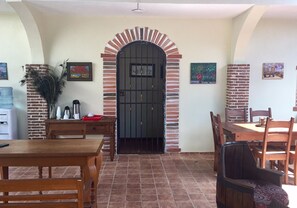 فطور من الأطباق المحلية يوميًا بتكلفة قدرها (5.99 USD للشخص)