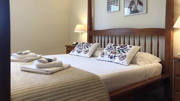 Deluxe Room, 1 King Bed | Premium bedding, down comforters, memory foam beds, in-room safe