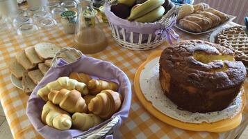 Free daily buffet breakfast